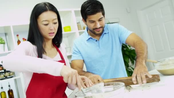 Casal na cozinha assar biscoitos — Vídeo de Stock