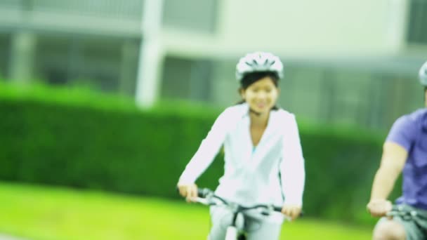 Casal ao ar livre juntos andando de bicicleta — Vídeo de Stock