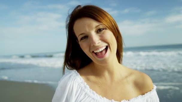 Vrouw plezier op strandvakantie — Stockvideo