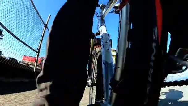 Fiets rijden op de Golden Gate Bridge — Stockvideo