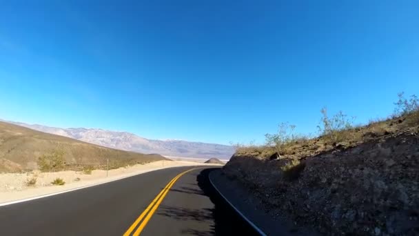 Conduire à travers le paysage désertique — Video