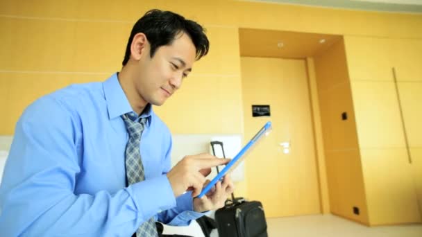 Businessman using wireless tablet — Stock Video