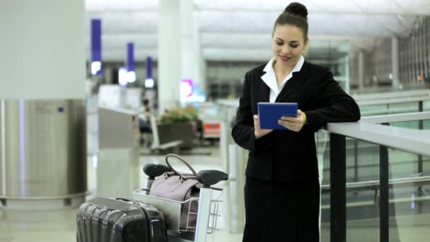 Mulher de negócios caucasiana no terminal do aeroporto — Vídeo de Stock