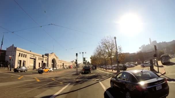 Rijden op Embarcadero Wharf gebied — Stockvideo