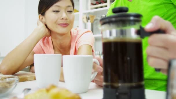 朝食時にコーヒーを飲みながらカップルします。 — ストック動画