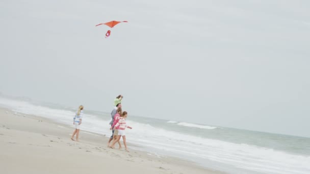 风筝在沙滩上的家庭 — 图库视频影像