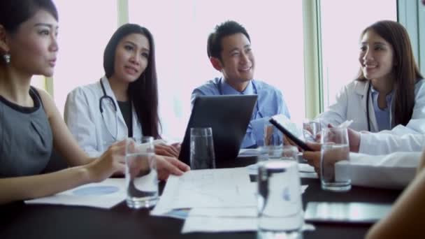 Personal médico chino asiático discutiendo la atención futura del paciente — Vídeo de stock