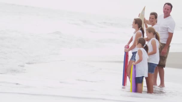 Família com bodyboards assistindo ondas — Vídeo de Stock