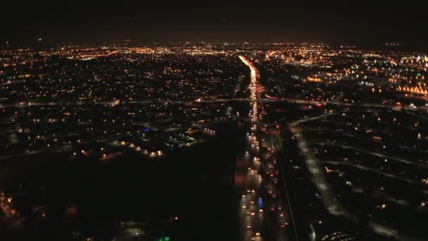 Edifícios da cidade e tráfego rodoviário suburbano — Vídeo de Stock