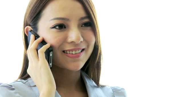 Asiatico businesswoman parlando su smartphone — Video Stock