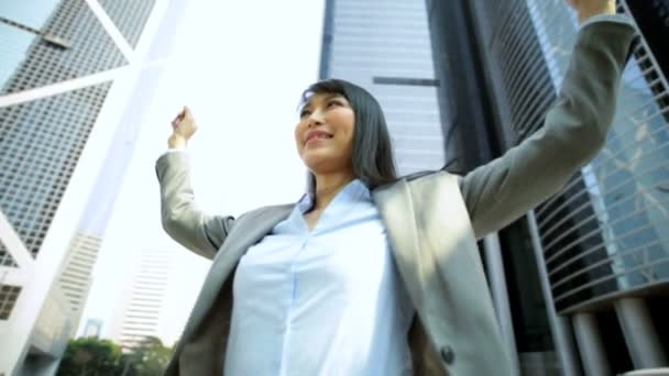 庆祝财务上的成功的女商人 — 图库视频影像