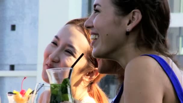 Amigos bebiendo cócteles en la azotea — Vídeos de Stock