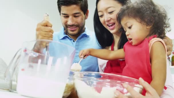 Couple with daughter preparing ingredients — Stock Video