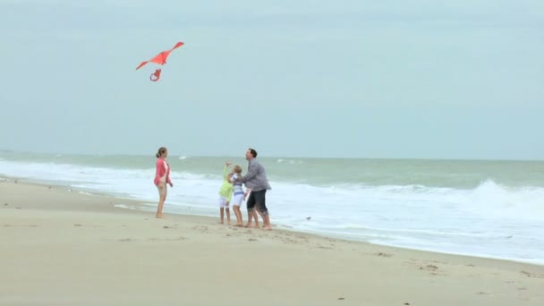Rodina s draka na pláži — Stock video