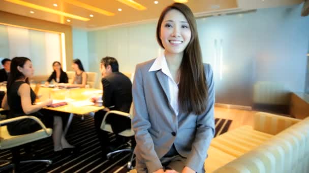 Ασιατικές επιχειρηματίας για οικονομική συνεδρίαση — Αρχείο Βίντεο