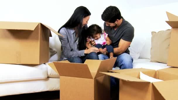 Asiático casal brincando com filha — Vídeo de Stock