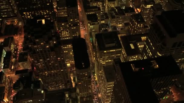 Wolkenkratzer in der Stadt und Pendlerverkehr — Stockvideo