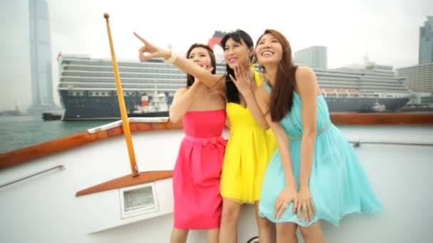 Girls viewing cityscape on yacht — Stock Video