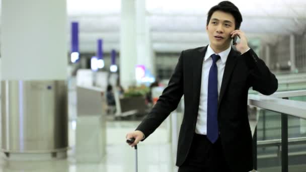 空港ターミナルでアジア系のビジネスマン — ストック動画