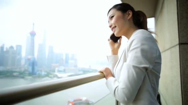 Mujer de negocios en balcón viendo paisaje urbano — Vídeo de stock