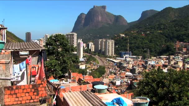 Фавела схилі пагорба в міському житлу житлових бідності Ріо-де-Жанейро — стокове відео