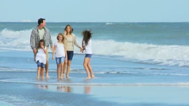 Parents avec filles sur la plage — Video