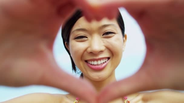 Mujer haciendo símbolo de forma de corazón — Vídeo de stock