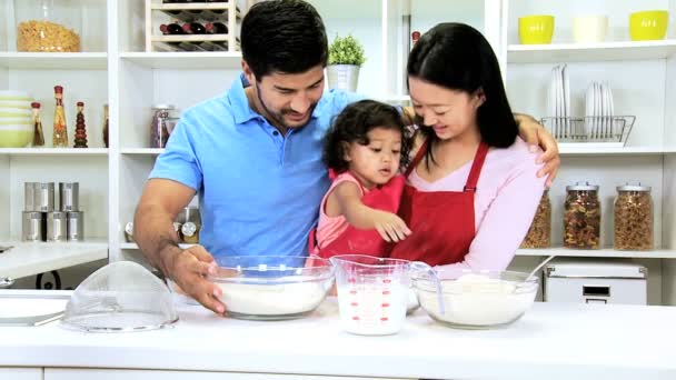 Ζευγάρι με το μωρό κόρη στο κουζίνα — Αρχείο Βίντεο