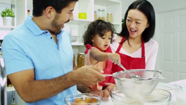 Pareja con hija preparando ingredientes — Vídeos de Stock