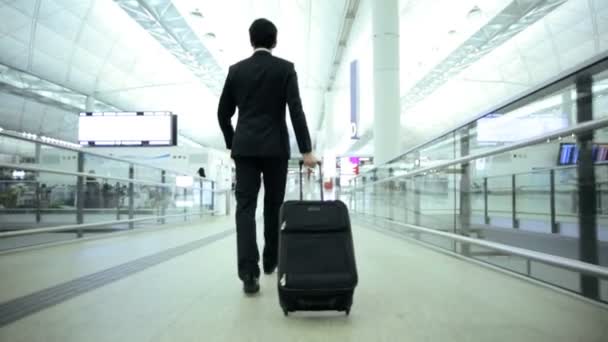 Businessman walking in airport terminal — Stock Video