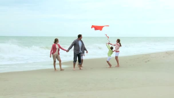 Famille avec cerf-volant sur la plage — Video