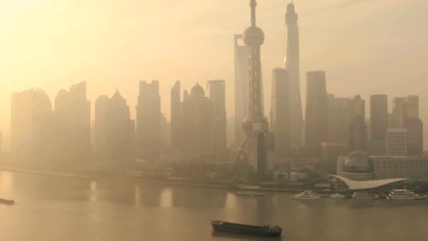 Financiële wijk en de Oriental Pearl Tower bij zonsondergang — Stockvideo