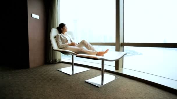 Femme d'affaires relaxant dans une chaise moderne — Video