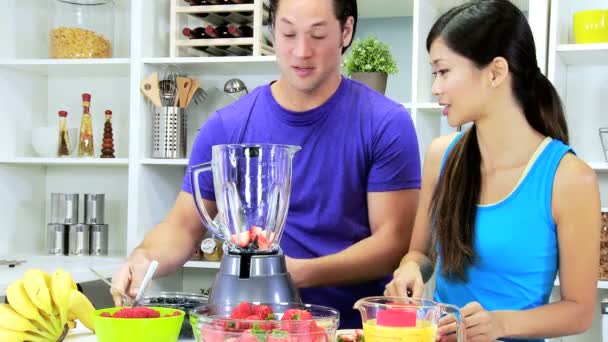 Pareja preparando ingredientes para el jugo — Vídeos de Stock