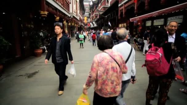 Туристів, які відвідують вузькі вулиці торгового — стокове відео