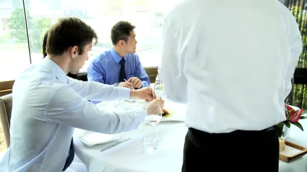 Investisseurs financiers dans le restaurant — Video