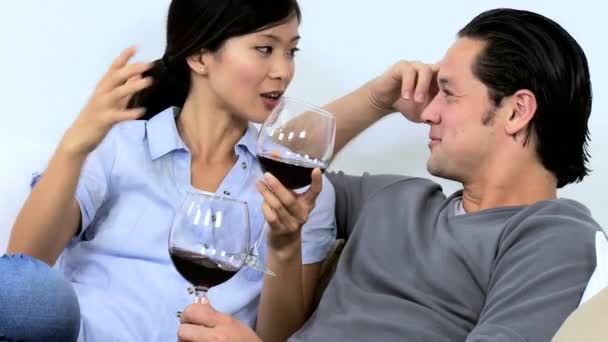 Pareja bebiendo vino en el sofá — Vídeos de Stock