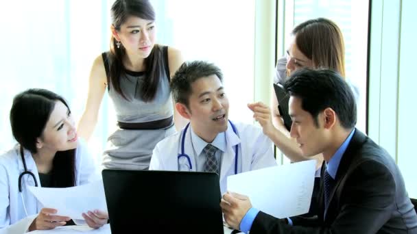 Médicos asiáticos usando laptop — Vídeos de Stock