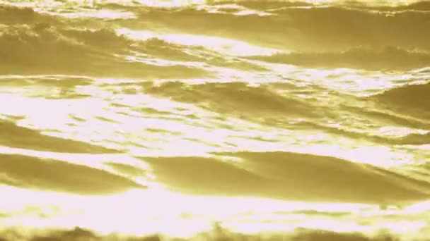 Золотий захід сонця над океанських хвиль — стокове відео