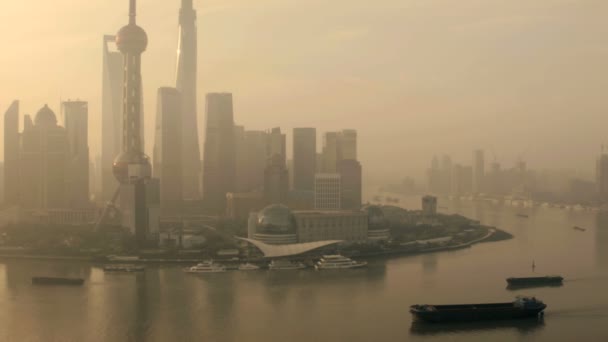 금융 지구 및 일몰에 오리엔탈 펄 타워 — 비디오