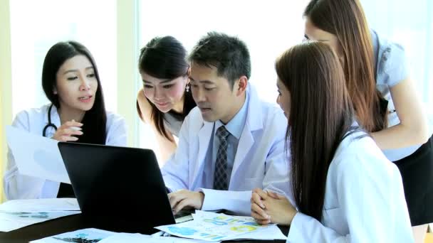 Doctors meeting in hospital boardroom — Stock Video