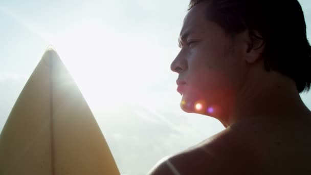 Man bedrijf surfplank op strand — Stockvideo