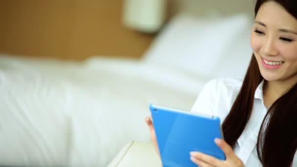 Vrouw bij hotel met behulp van Tablet PC — Stockvideo