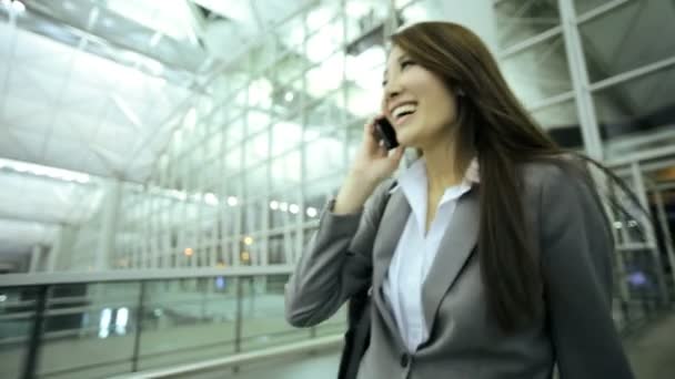 Mujer de negocios asiática en terminal de aeropuerto — Vídeos de Stock