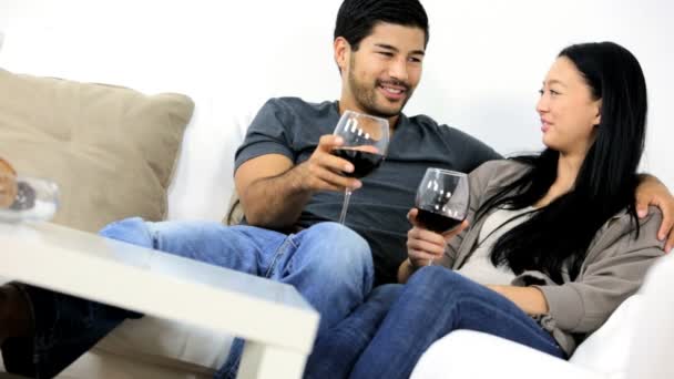 Casal no sofá beber vinho — Vídeo de Stock
