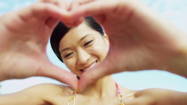 Woman making heart shape symbol — Stock Video