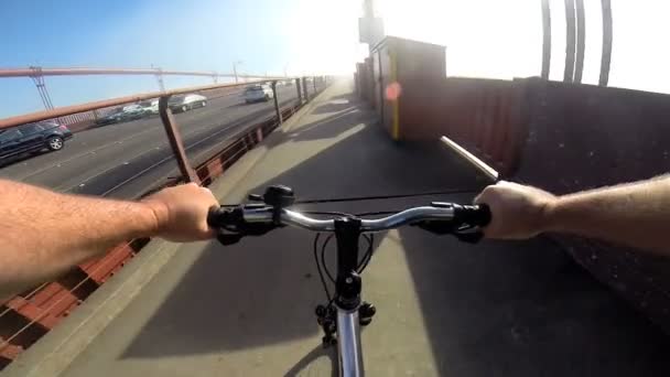 Passeios de bicicleta na Golden Gate Bridge — Vídeo de Stock