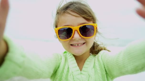 Chica en la playa sonriendo a la cámara — Vídeo de stock