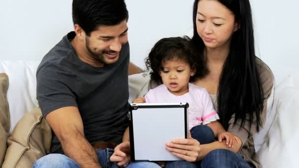 Parents avec fille utilisant la tablette — Video