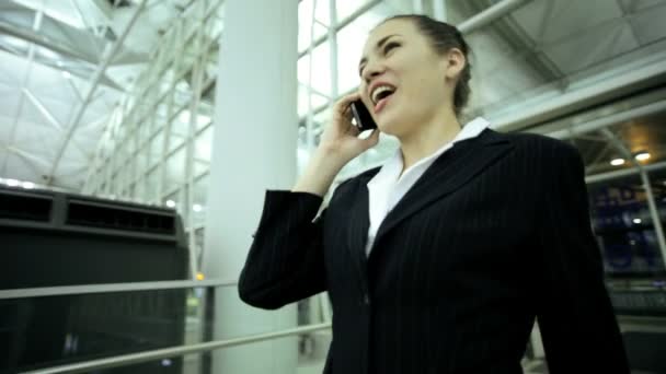 Mujer de negocios en aeropuerto hablando en smartphone — Vídeos de Stock